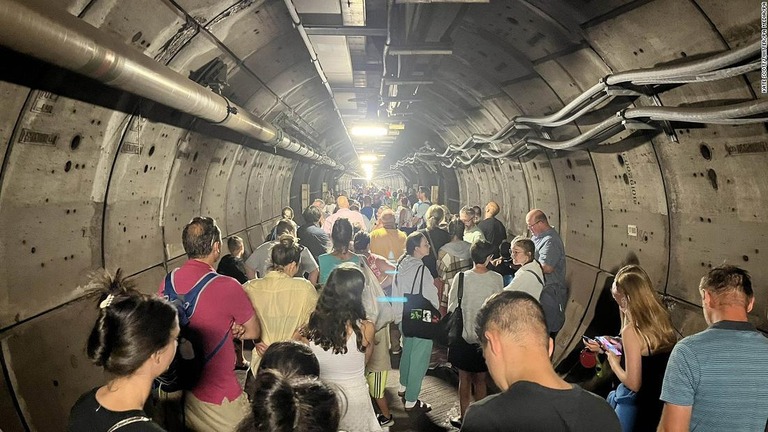 英国海峡で列車が故障し、緊急トンネルの中で待機する乗客＝２３日/Kate Scott/Twitter/PA Media/PA