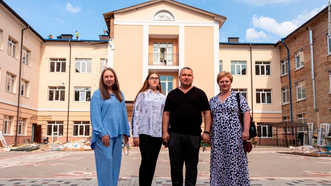 新学期の準備に追われるイバン・プタシュニク校長（右から２人目）と教師たち/Kostiantyn Tolstykh for CNN