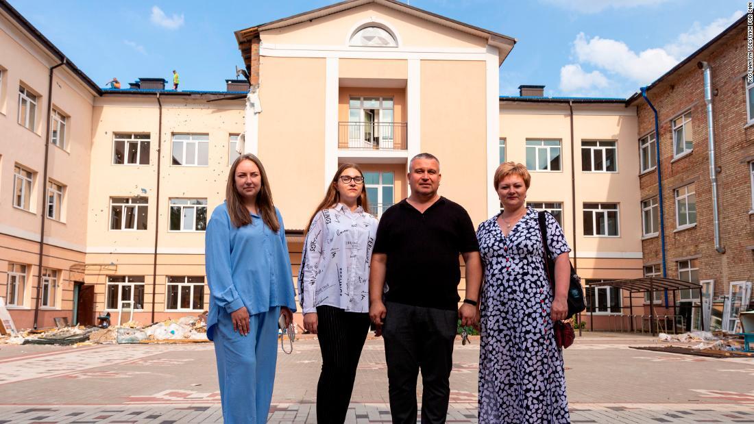 新学期の準備に追われるイバン・プタシュニク校長(右から2人目)と教師たち/Kostiantyn Tolstykh for CNN