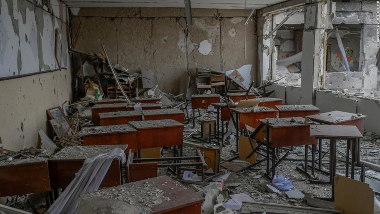 ロシア軍のミサイル攻撃を受けて破壊されたウクライナ南部の村にある学校の教室/Bulent Kilic/AFP via Getty Images