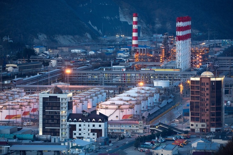 ロシア石油大手ロスネフチが同国南部トゥアプセで運営する石油貯蔵施設/Andrey Rudakov/Bloomberg/Getty Images