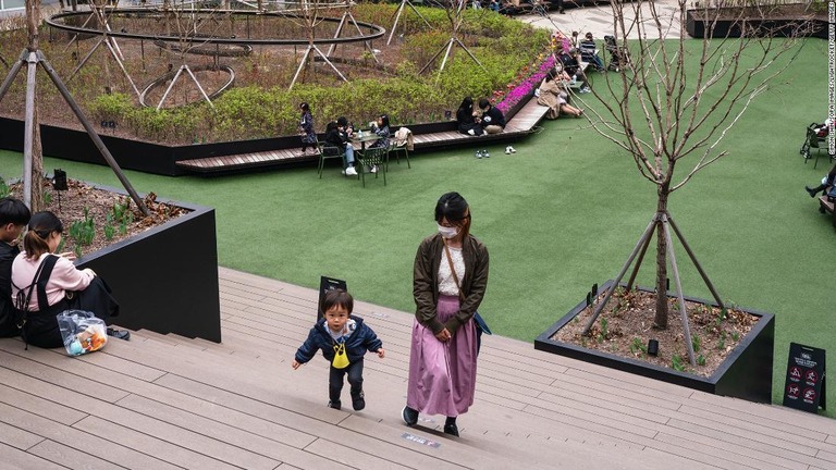 韓国・ソウルで、広場の階段を上る母親と子ども/Simon Shin/SOPA Images/LightRocket/Getty Images
