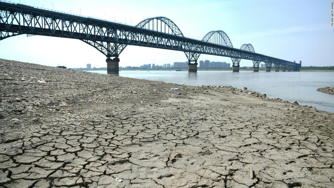 長江の川沿い=19日、中国・江西省九江/STR/AFP/Getty Images