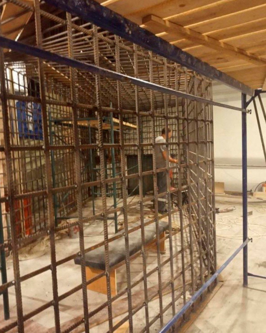 マリウポリのコンサートホールに設置された囚人の檻（おり）。ソーシャルメディアに今月６日に公開された/Mariupol City Council/Reuters