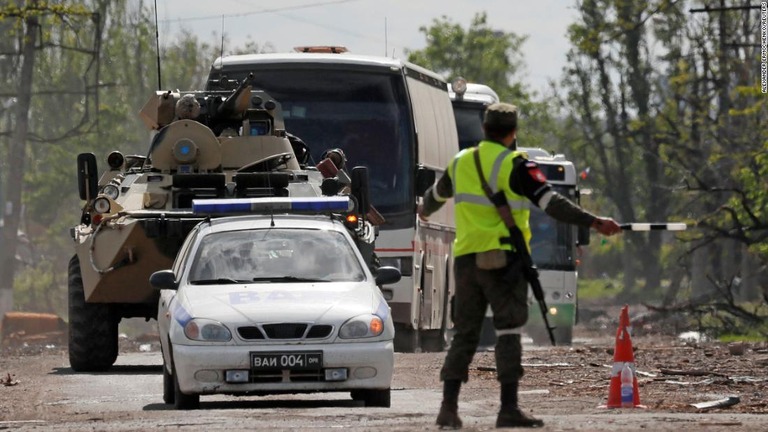 投降したウクライナ兵を乗せたバスがマリウポリの親ロシア派軍事勢力に先導される様子/Alexander Ermochenko/Reuters