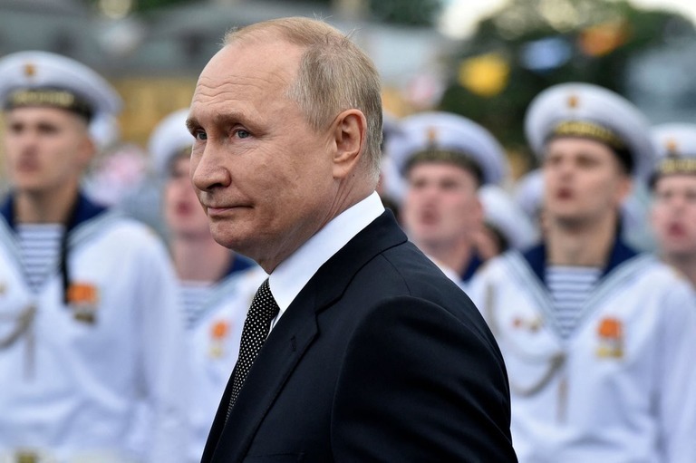 サンクトペテルブルクでの海軍のパレードに出席するプーチン大統領＝７月３１日撮影/Olga Maltseva/AFP/Getty Images/File