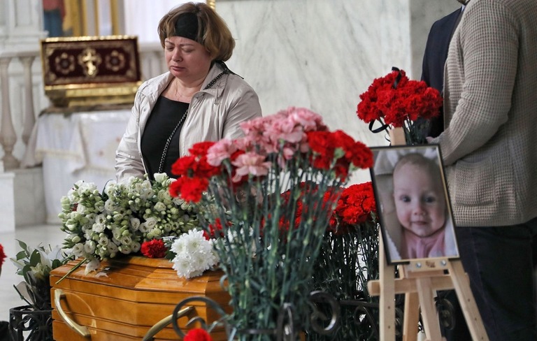 生後３カ月で死亡した赤ちゃんの葬儀＝４月２７日、ウクライナ・オデーサ/Nina Liashonok/Ukrinform/Future Publishing/Getty Images