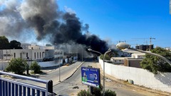リビア首都で武力衝突　死者２３人、負傷者１４０人