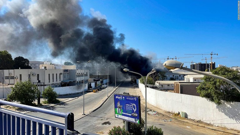 武装グループの衝突後にトリポリ市内の上空にのぼる煙＝２７日/Hazem Ahmed/Reuters