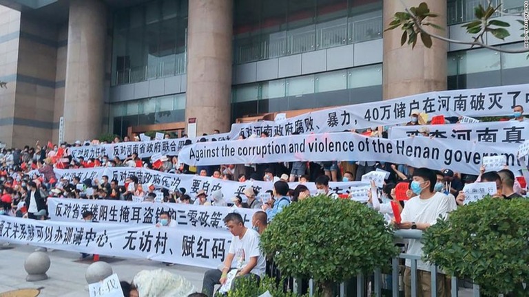 珍しい大規模な抗議デモには３０００人以上が参加した＝７月１０日、中国河南省鄭州市/Weibo/EyePress/Reuters