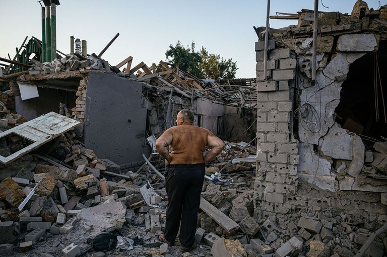 破壊された自宅を見つめる男性。南部ミコライウにミサイル攻撃があった＝２９日/Dimitar Dilkoff/AFP/Getty Images