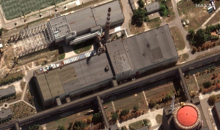 原発の衛星画像から、周囲の焼け焦げた穴が屋根に複数空いているのが確認された/Maxar Technologies/Reuters