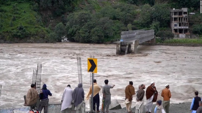 多くの橋が破壊され、被災地へたどり着くのも困難な状況となっている/AFP/Getty Images