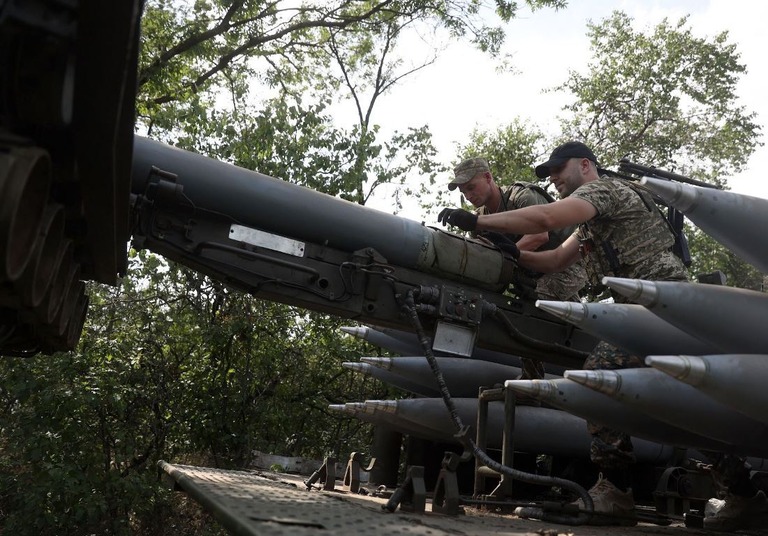 ドネツク州の前線近くで自走式多連装ロケット砲の発射準備を行うウクライナ軍の砲兵ら/Anatolii Stepanov/AFP/Getty Images