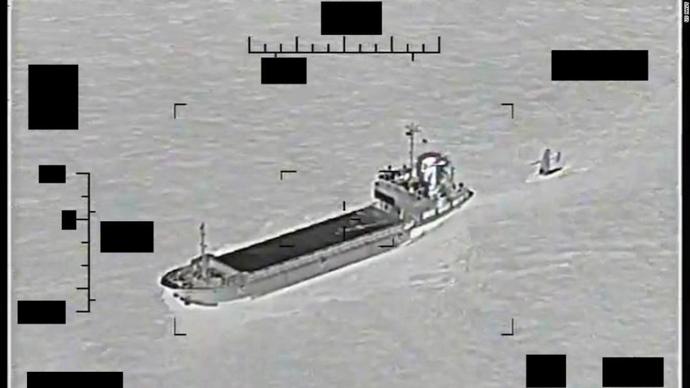 ペルシャ湾の公海上でイラン革命防衛隊海軍の補助艦が米国の無人水上艦「セールドローン・エクスプローラー」を曳航する様子を捉えた映像のスクリーンショット＝３０日/US Navy