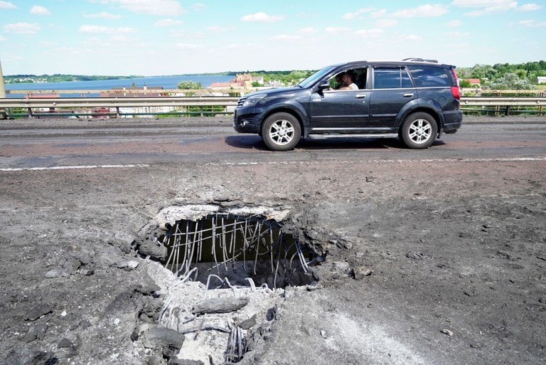 ロケット砲による攻撃が行われたドニプロ川の橋＝７月２１日、ウクライナ・ヘルソン近郊/Stringer/AFP/Getty Images