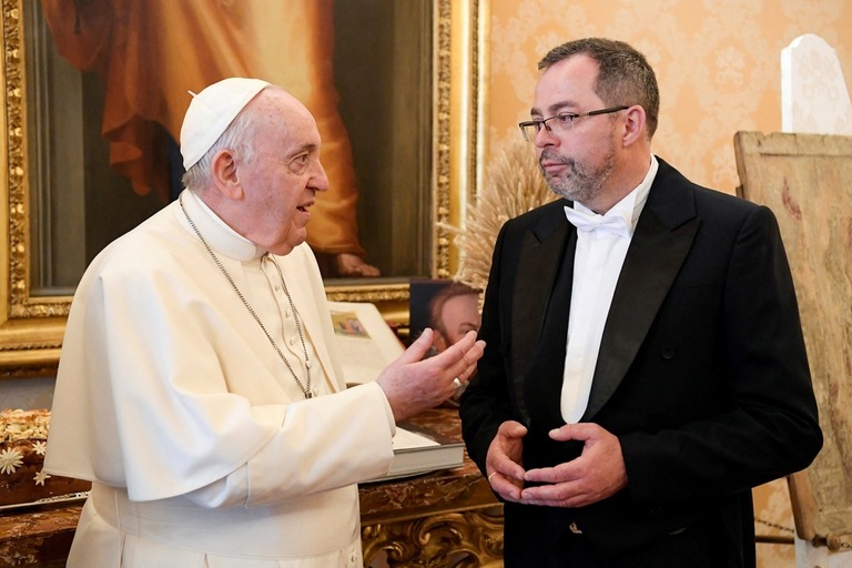 ウクライナの駐バチカン大使と会談するフランシスコ教皇（左）＝４月７日撮影/Vatican Media/REUTERS