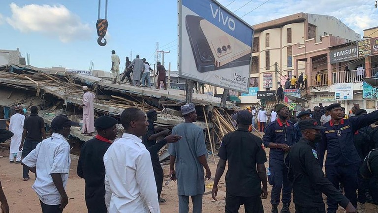 建物が崩壊し多くの人が下敷きになったとみられている＝３０日、ナイジェリア・カノ州/NEMA