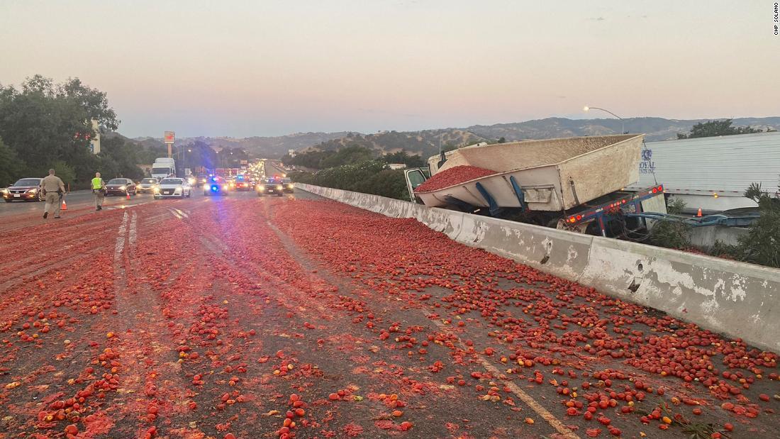 トマトの除去作業に数時間を要した=29日、米カリフォルニア州/CHP Solano