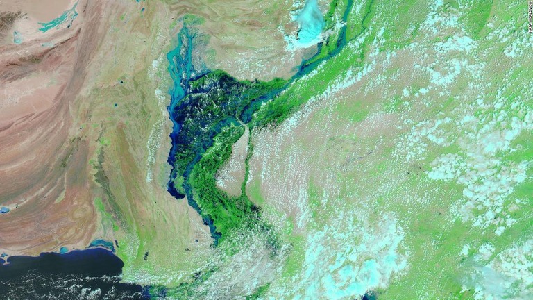 パキスタンを襲った記録的な洪水の影響で、幅１００キロほどの大きな湖が出現した/NASA Worldview