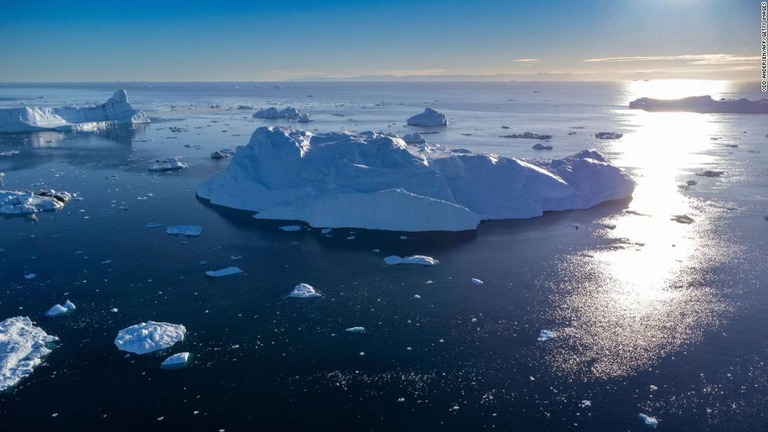 グリーンランドの氷床融解により世界の海面が近い将来約３０センチ上昇するとの研究が発表された/Odd Andersen/AFP/Getty Images