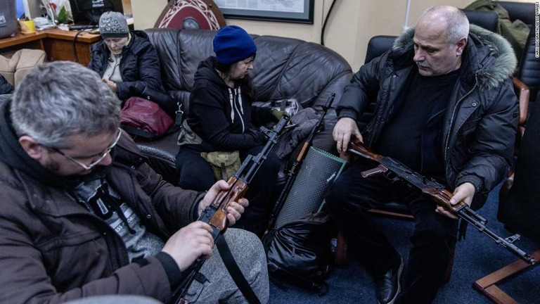 ウクライナ首都にある領土防衛隊のオフィスで武器をチェックする民間の志願兵/Chris McGrath/Getty Images