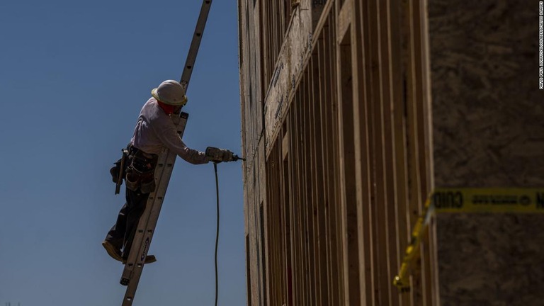 米カリフォルニア州の建設現場で働く作業員/David Paul Morris/Bloomberg/Getty Images