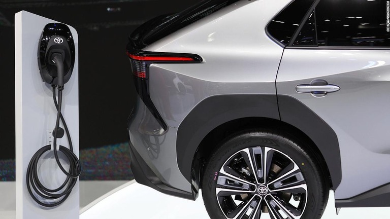 バンコクで開かれた国際モーターショーで展示されたトヨタの電気自動車/Soe Zeya Tun/Reuters