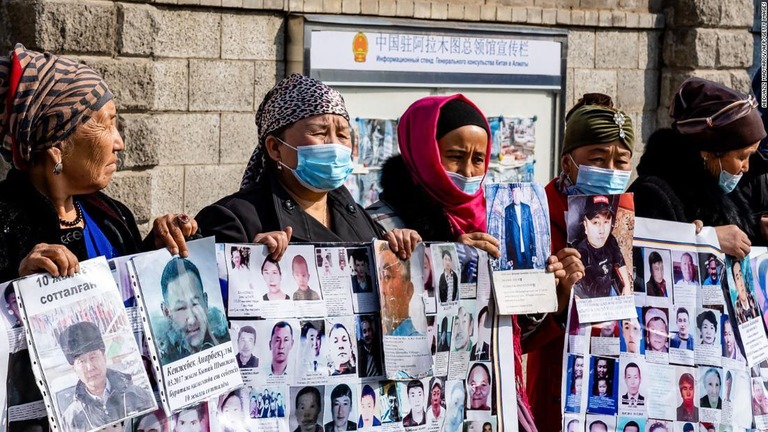親族が拘束され抗議する新疆ウイグル自治区出身の人々＝２０２１年３月９日、カザフスタン・アルマトイの中国領事館外/Abduaziz Madyarov/AFP/Getty Images