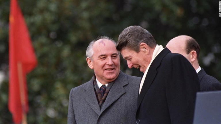 ホワイトハウスでの式典で言葉を交わすゴルバチョフ氏（左）とレーガン米大統領/Boris Yurchenko/AP