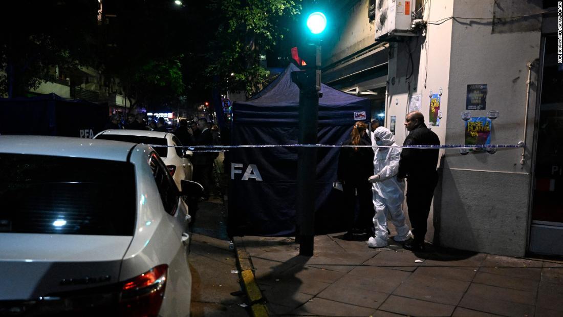 現場を封鎖して検証を進める警察=1日、ブエノスアイレス/Luis Robayo/AFP/Getty Images