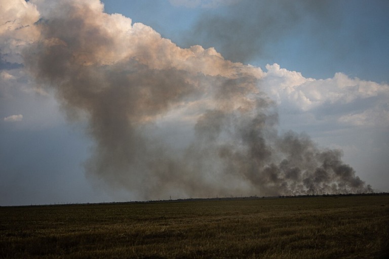 立ち上る黒煙＝８月３０日、ウクライナ南部ミコライウ/Dimitar Dilkoff/AFP/Getty Images