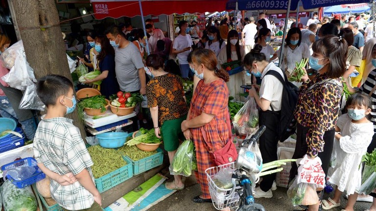 実施の数時間前に都市封鎖が発表されたのを受け、食料品店には買い物客が押し寄せた/Gao Han/VCG/Getty Images