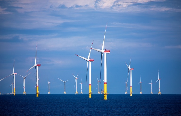 バルト海のデンマークに帰属する島々の間に立ち並ぶ風力タービン群/Jens Büttner/Picture Alliance/Getty Images/File