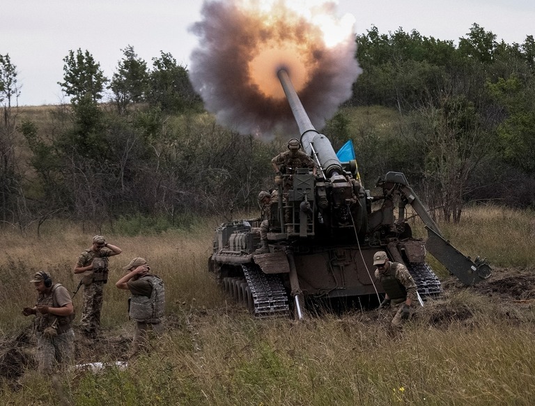 攻撃を行うウクライナ軍兵士＝８月２６日、ウクライナ東部ドネツク州/Sofiia Gatilova/Reuters
