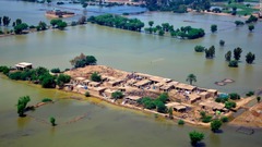 パキスタン洪水の死者１２８２人に、３分の１は子ども