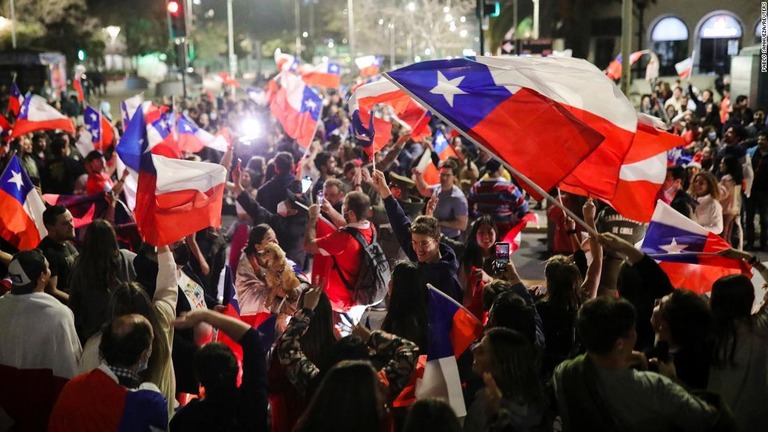 国民投票で憲法草案が否決されて喜ぶ人々＝４日、チリ首都サンティアゴ/Pablo Sanhueza/Reuters
