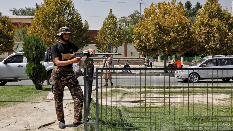 ロシア大使館付近での爆発後、警備に立つタリバン兵/Ali Khara/Reuters