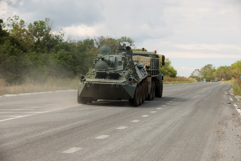 ウクライナ軍の軍用車両＝５日、ウクライナ・ドネツク州/Ammar Awad/Reuters
