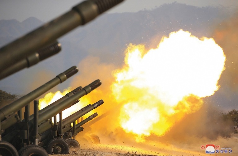 北朝鮮の演習場で行われている砲兵射撃の様子＝２０２０年３月撮影/KCNA/Reuters