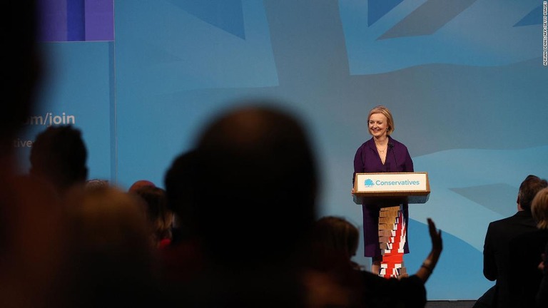 党首選の勝利後、演説を行うトラス外相＝５日、ロンドン/Adrian Dennis/AFP/Getty Images