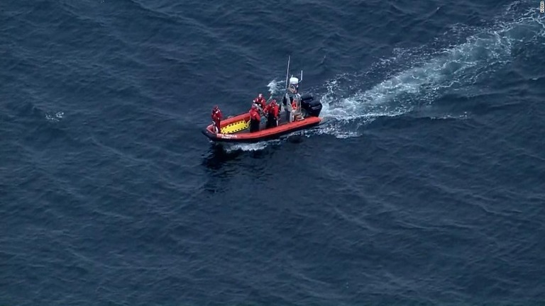 水上飛行機墜落による行方不明者を捜索する救助隊員/KOMO