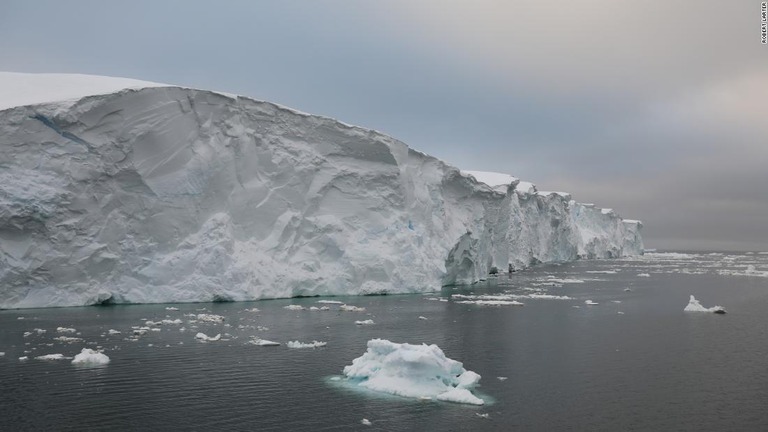 崩壊すれば数メートルの海面上昇を引き起こすとされるスウェイツ氷河/Robert Larter