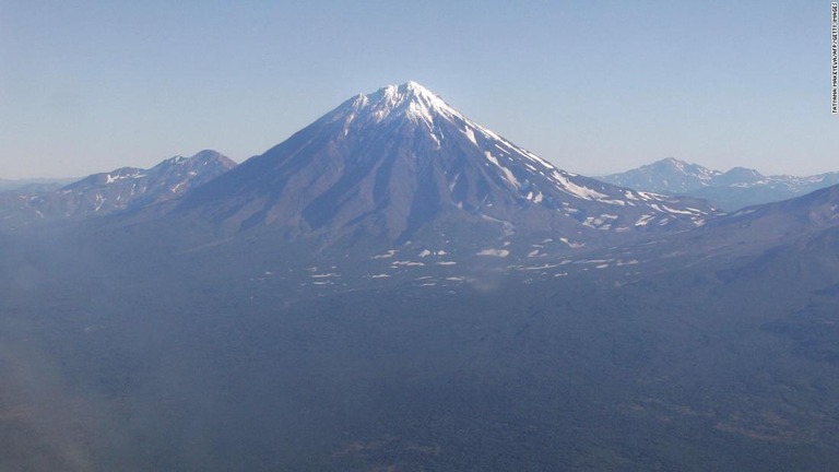 クリュチェフスカヤ山の登頂を目指していた登山隊に死者が出たことを受けて、救助活動が行われている/Tatyana Makeyeva/AFP/Getty Images