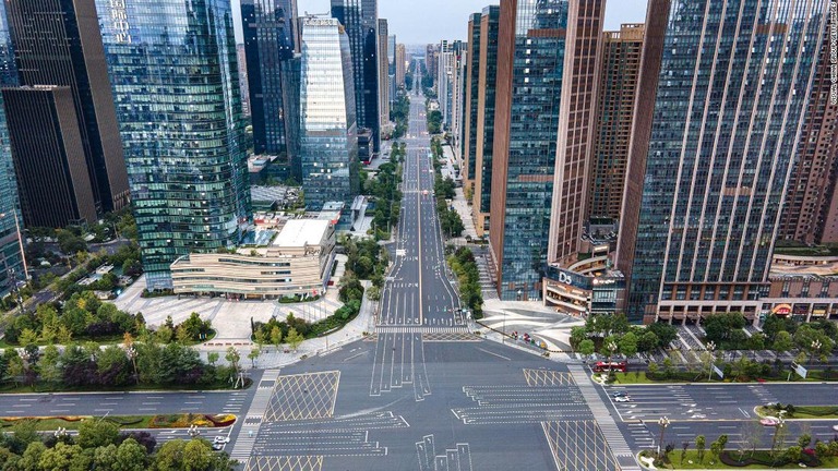 ロックダウン（都市封鎖）で人けのなくなった成都市の様子。中国では８月２０日以降、７０を超える都市でロックダウンが実施された/Visual China Group/Getty Images