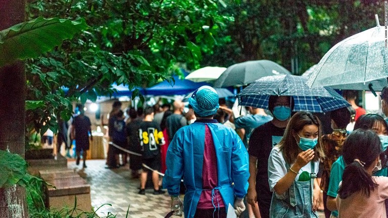 新型コロナウイルス感染症の検査のために列を作る人々＝２日、四川省成都市/Visual China Group/Getty Images