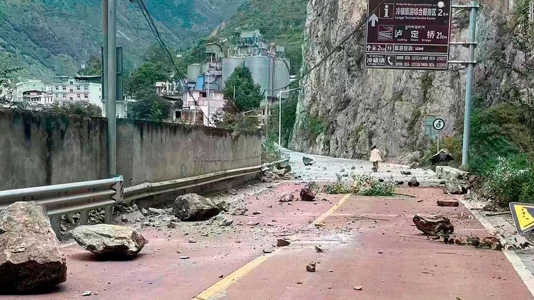 四川省瀘定県の町、冷磧鎮付近で道路に岩が落下＝５日/Xinhua/AP