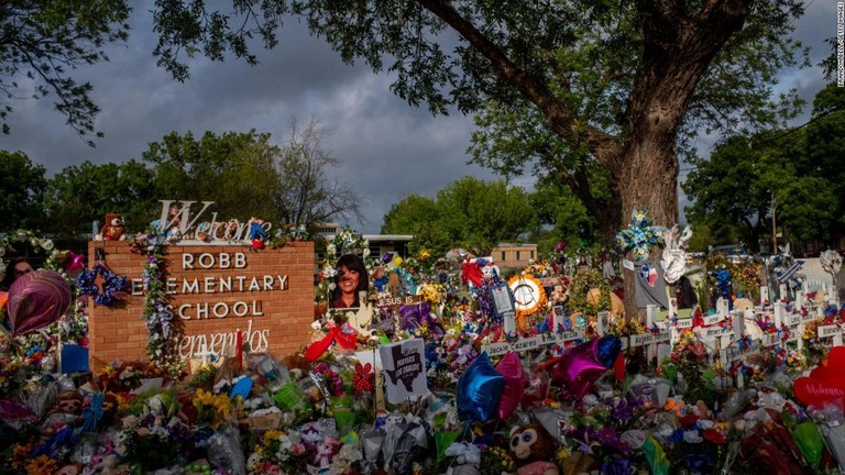 ロブ小学校の外に設けられた追悼碑/Brandon Bell/Getty Images