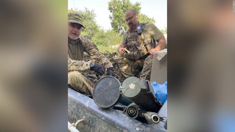 戦闘に参加するエアーズさん（左）と元米海兵隊員のマイケル・ザファ・ロニンさん/Courtesy Mike Ayres