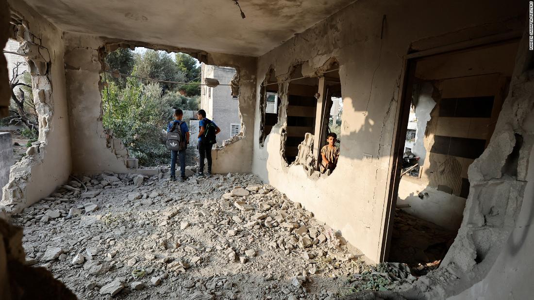 破壊された建物の内部/Raneen Sawafta/Reuters